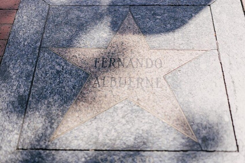 Un pavimento en forma de estrella con el nombre 'FERNANDO ALBUERNE' grabado. 5