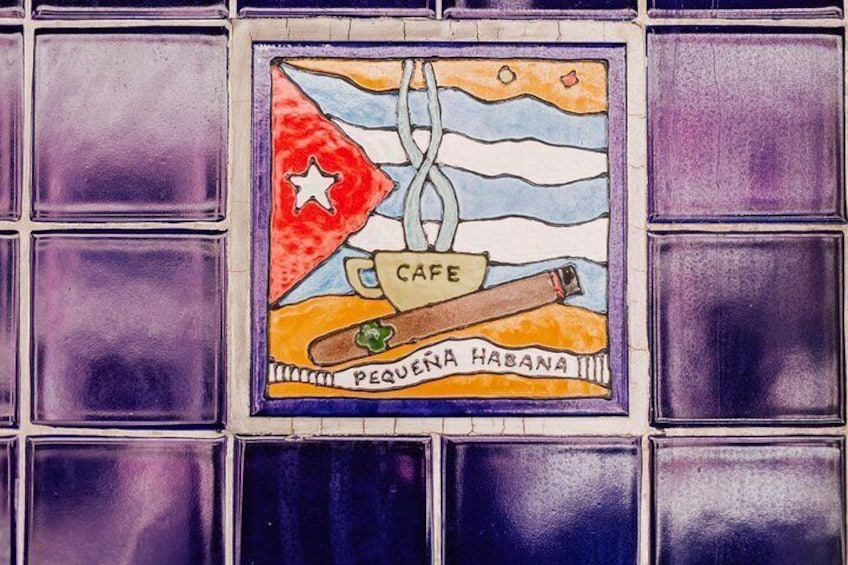 Un mosaico con una taza de café, un cigarrillo y una estrella. 4