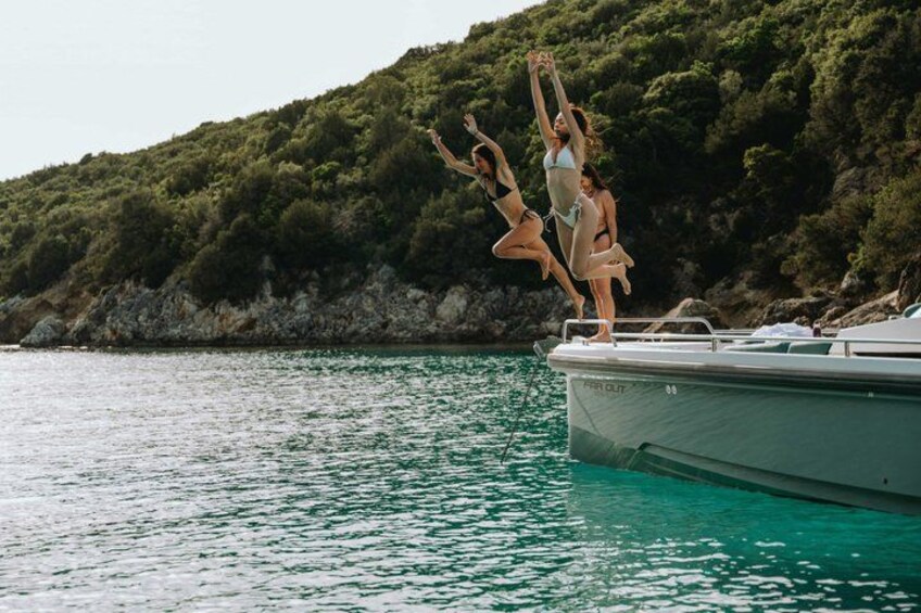 Un bote sobre aguas tranquilas, con una colina boscosa al fondo. 1