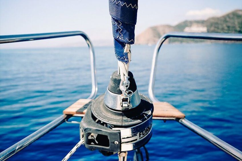 A boat's bow with a blue cover and a metal railing. 2