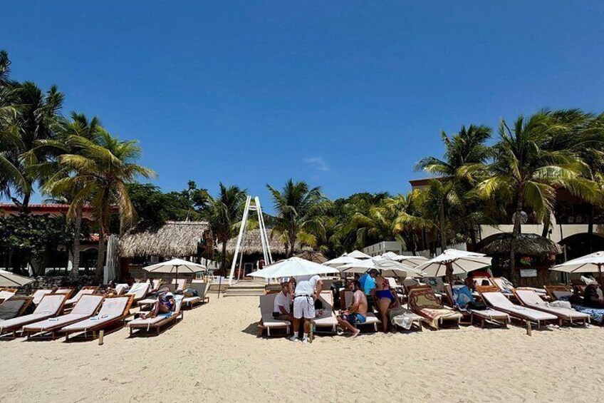Roatán: West Bay Beach Day Pass with Private Transportation 3
