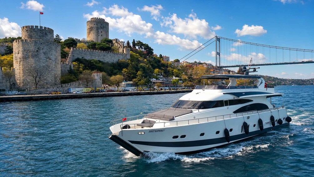 Istanbul Bosphorus Yacht Cruise with Asian Side Stopover 1
