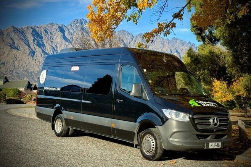 Ein schwarzer Mercedes-Van steht auf einer Straße, im Hintergrund Berge. 5