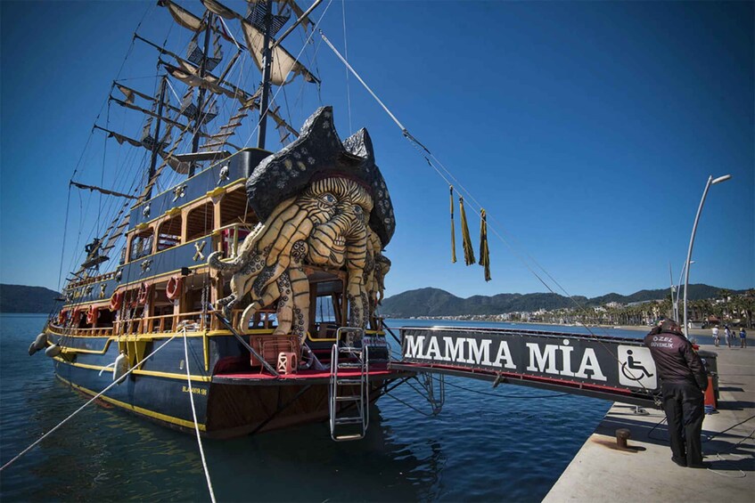 Un barco grande con un diseño peculiar, atracado en un muelle. 1