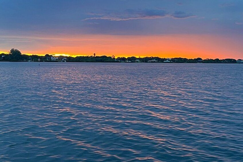Un cuerpo de agua tranquila con un cielo al atardecer. 2