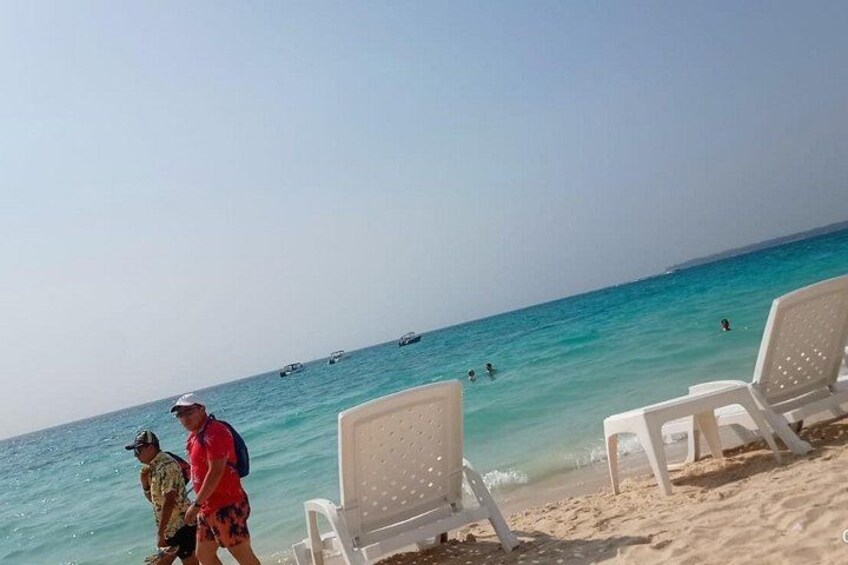 Tour of Islas del Rosario and BARÙ white beach 5
