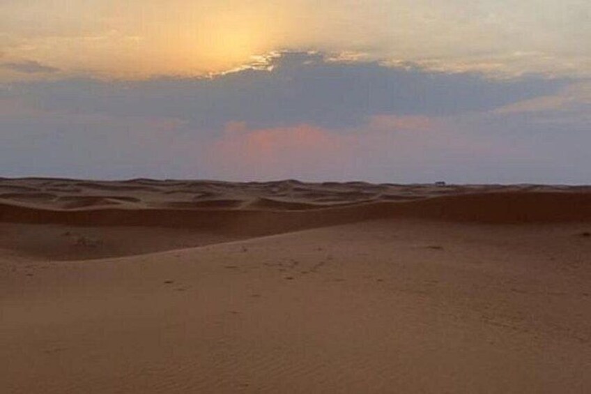 Woestijnlandschap met zandduinen en een zonsondergang. 4