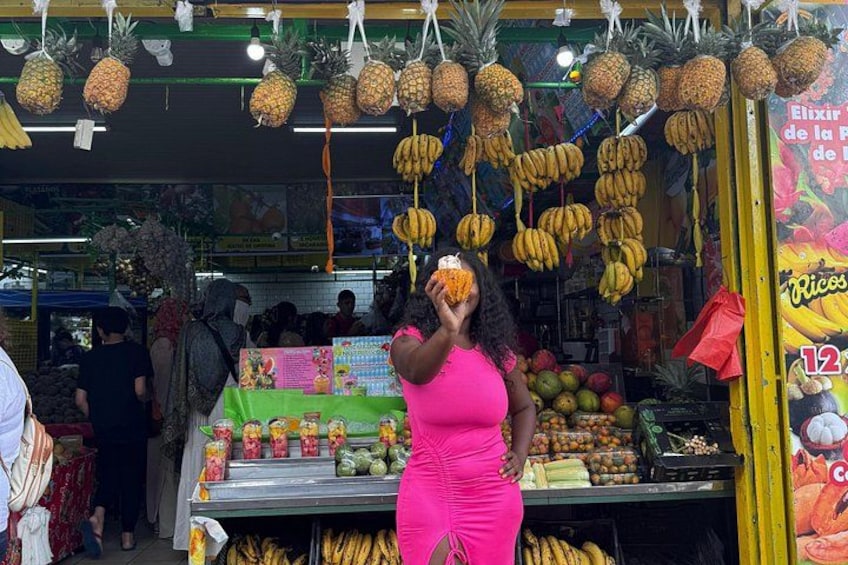 Ett stånd där man säljer bananer och ananas. 3