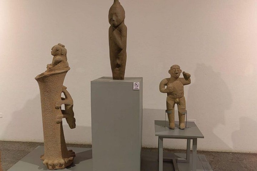 Tre skulpturer placerade på piedestaler i ett konstgalleri. 5