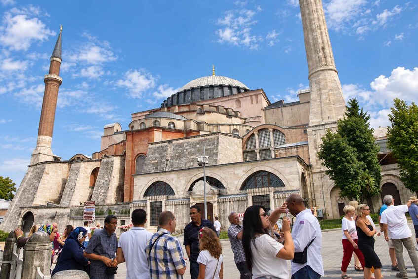 A historic building with a large dome and two minarets. 1