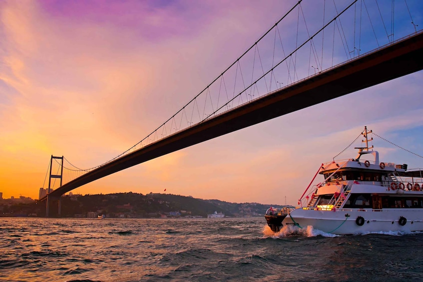 Ein Boot überquert bei Sonnenuntergang eine Brücke. 1