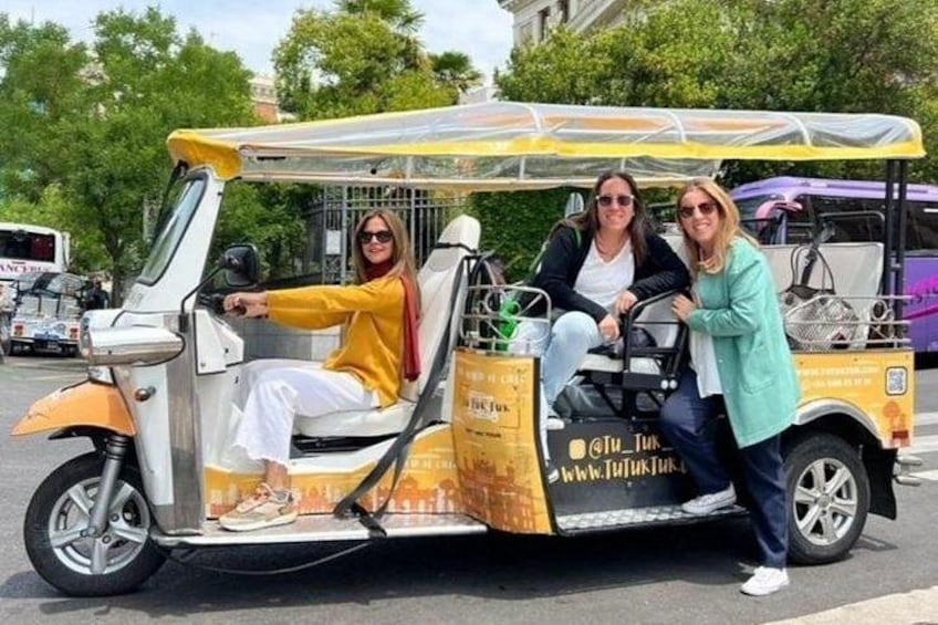 Panoramic tour in yellow tuks 1