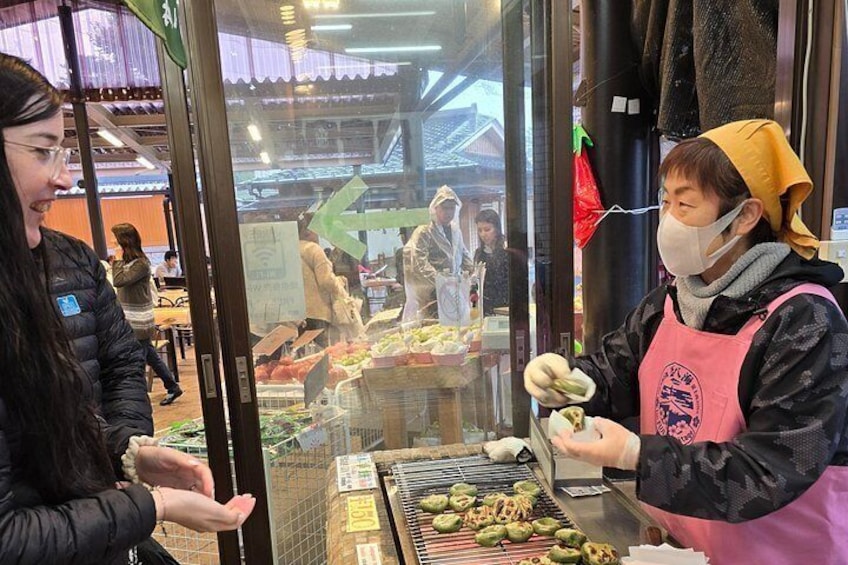 Ein Imbissverkäufer bereitet Essen an einem Stand zu. 4