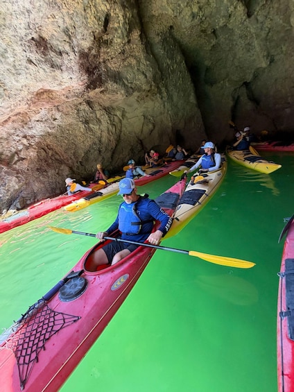Des personnes pratiquent le kayak dans un canal d’eau verte à l’intérieur d’une grotte. 5