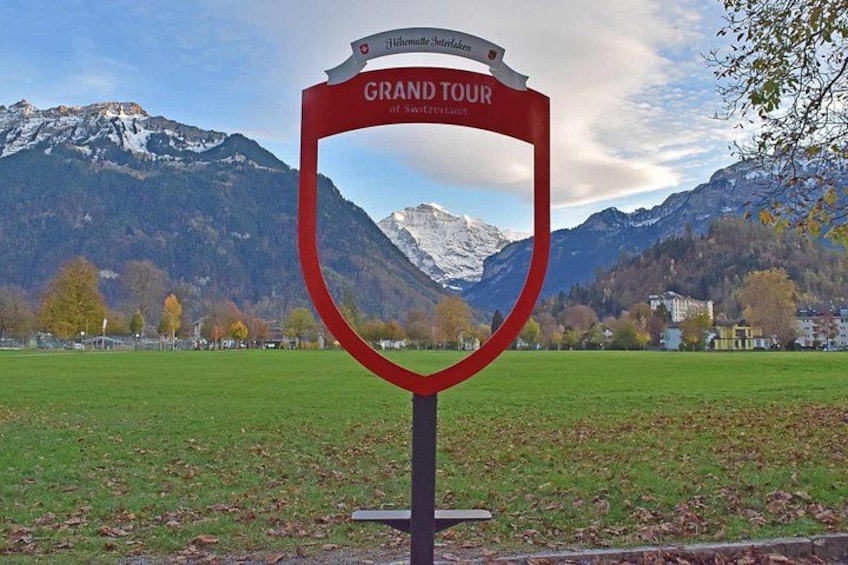 Señal del Gran Tour de Suiza, con un paisaje montañoso de fondo. 5