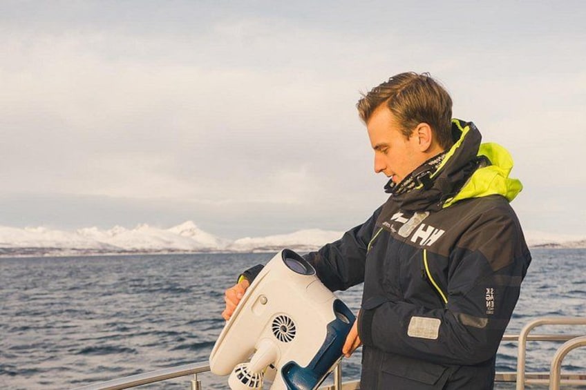 Une personne à bord d’un bateau, tenant un appareil photo. 4