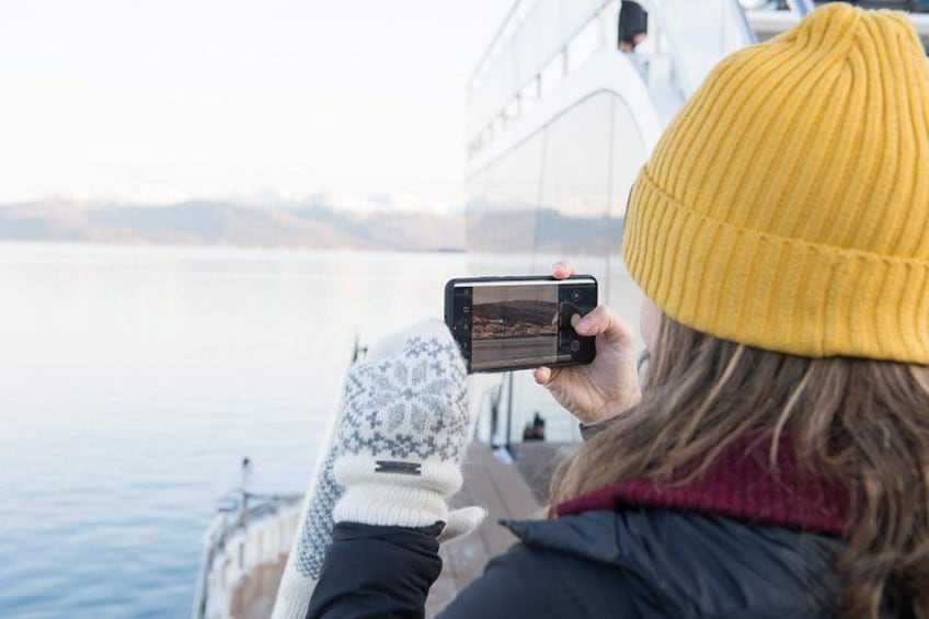 Une personne prenant une photo avec un téléphone intelligent. 3