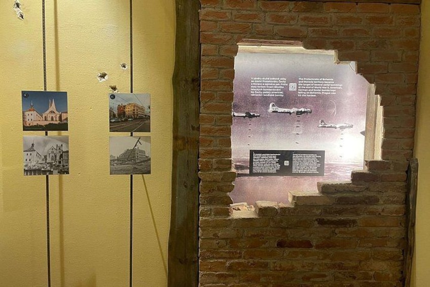 Een muur met een verscheurde poster, foto's en een bakstenen muur. 2