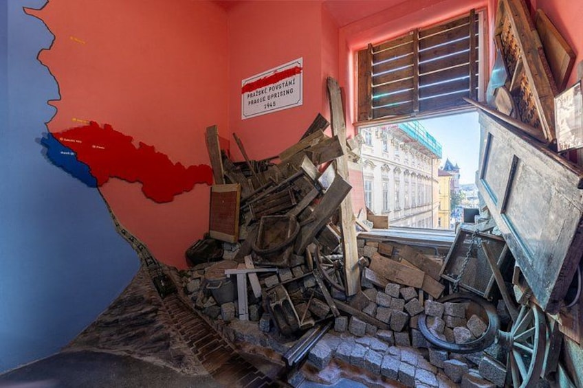 Ein Zimmer mit einer Karte, einem Fenster und verschiedenen Gegenständen. 2