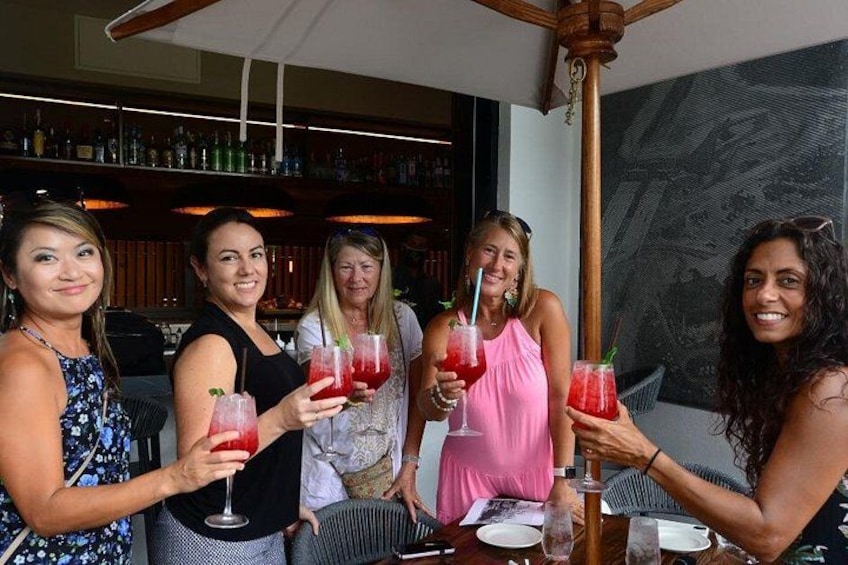 En grupp människor på en bar, med drinkar. 1