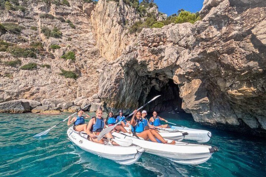 Discover the cliffs of Capri by kayak, in direct contact with nature. 3