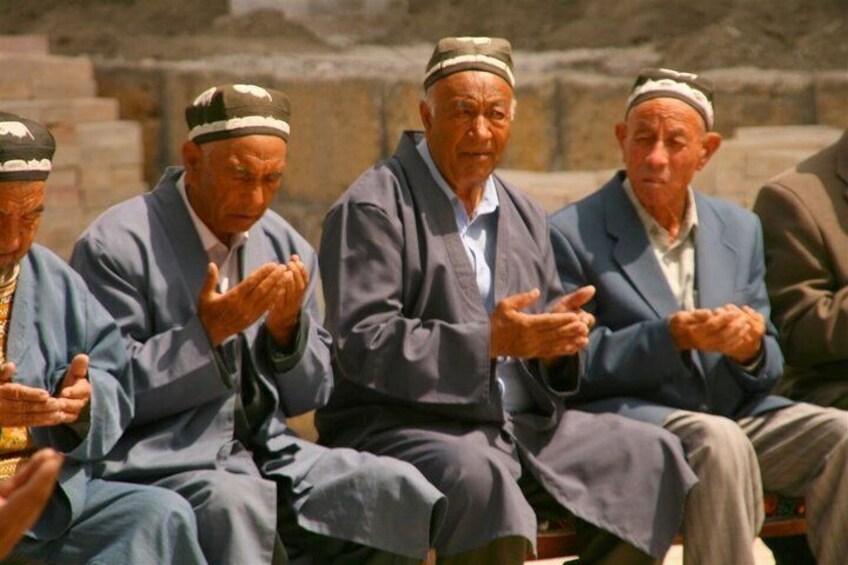 Cuatro hombres sentados conversando. 2