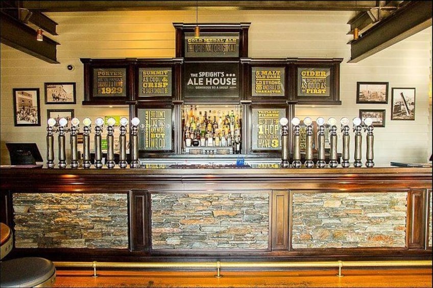 Un bar con un bancone in pietra e diverse spine per la birra. 3