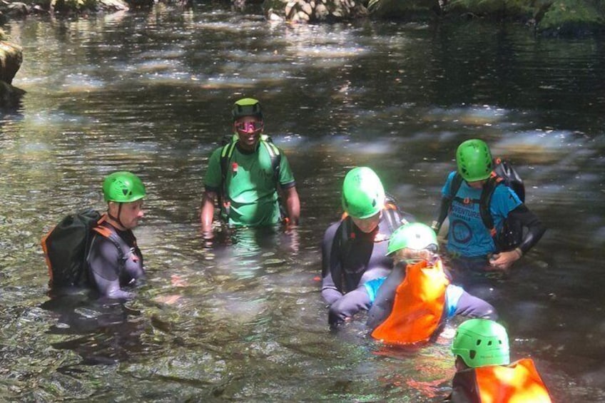 Un groupe de personnes portant des casques et des gilets de sauvetage dans une rivière. 5