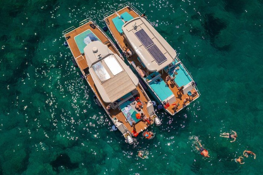 Dos barcos amarrados en aguas turquesa cristalinas. 5
