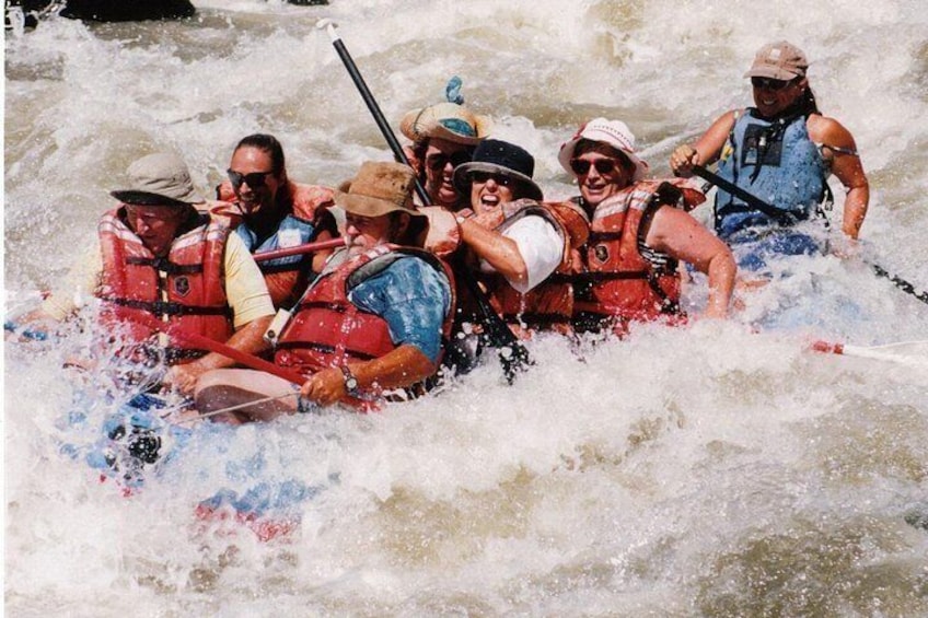 Un groupe de personnes à bord d’un radeau naviguant sur une rivière. 1