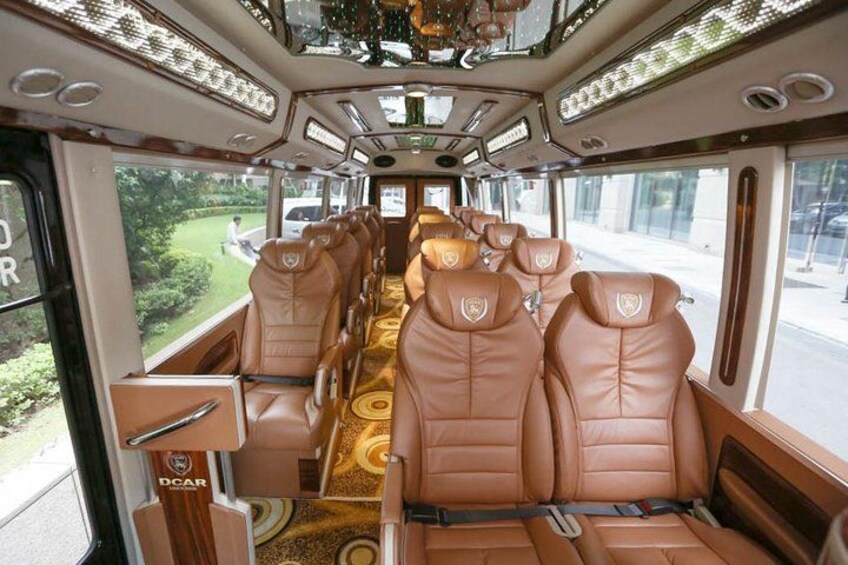 L'intérieur d'un train, avec des sièges en cuir, une moquette à motifs et de grandes fenêtres. 2