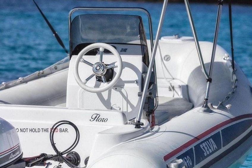 A boat with a steering wheel, a cabin, and the text 'Floro' on the side. 3