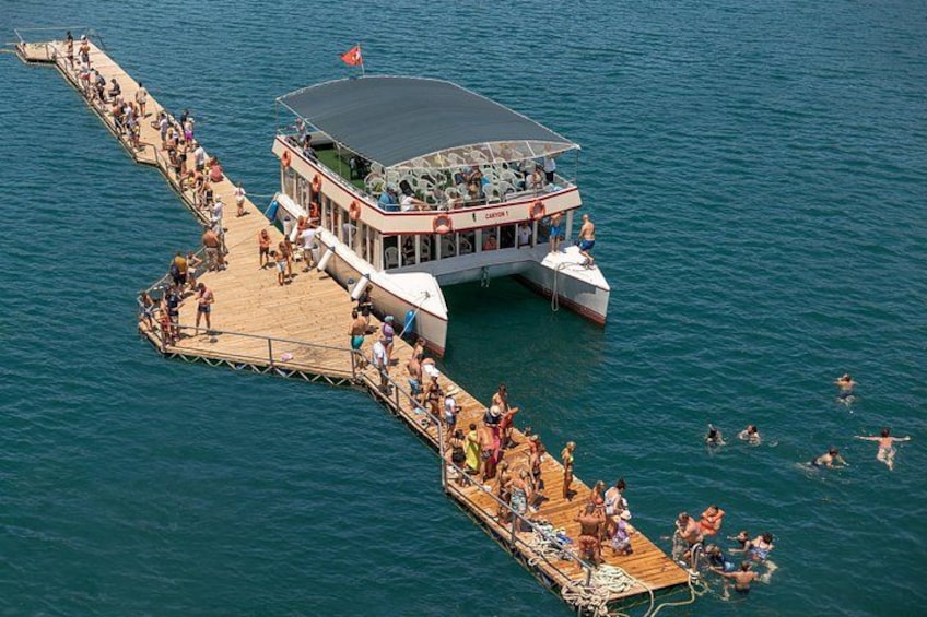 Un pontile che si protende sull'acqua con una barca ormeggiata in fondo. 1