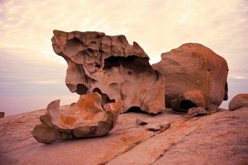 Une vaste formation rocheuse comportant de nombreuses grottes et un ciel dégagé. 4