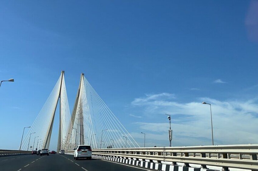 Un puente atirantado con dos torres altas y un cielo azul despejado. 2