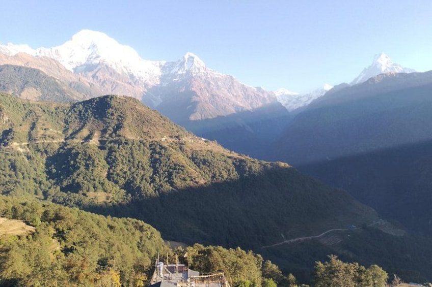 Un paysage montagneux avec une structure ressemblant à un temple, située sur une colline. 4