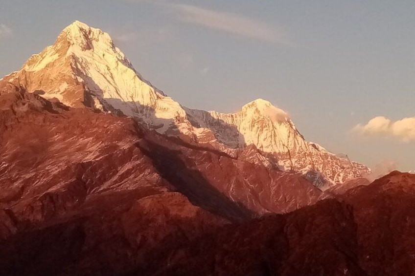 Une chaîne de montagnes avec un sommet particulièrement imposant. 2