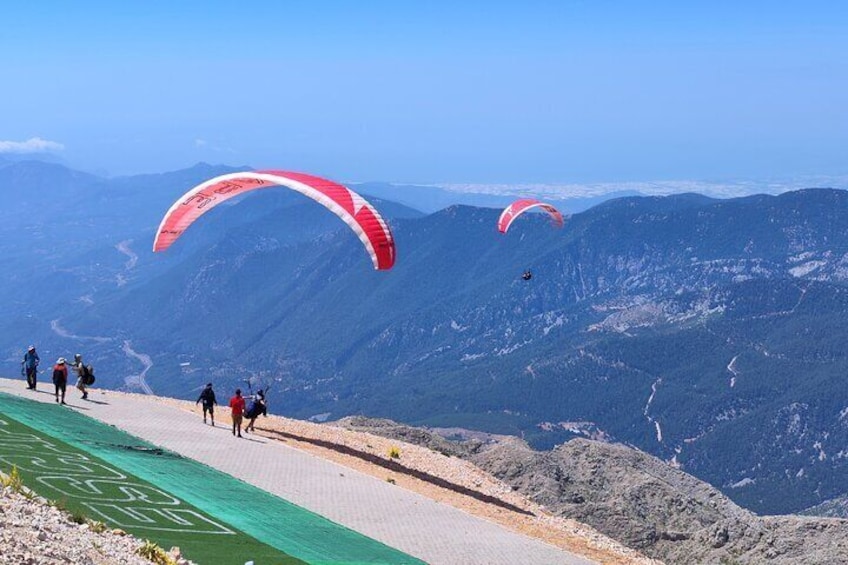 Parapentes descendiendo desde una montaña. 2