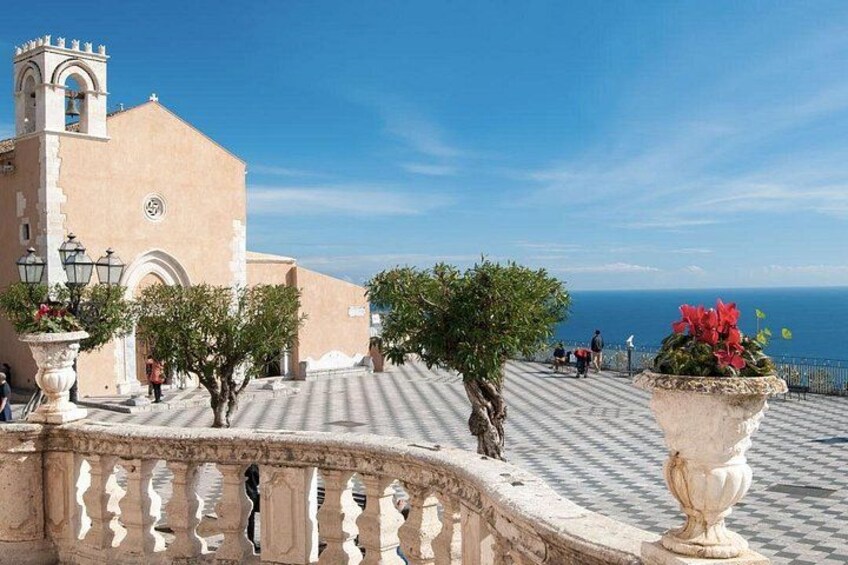 Une église côtière dotée d’un sol carrelé, d’un clocher et offrant une vue sur la mer. 3