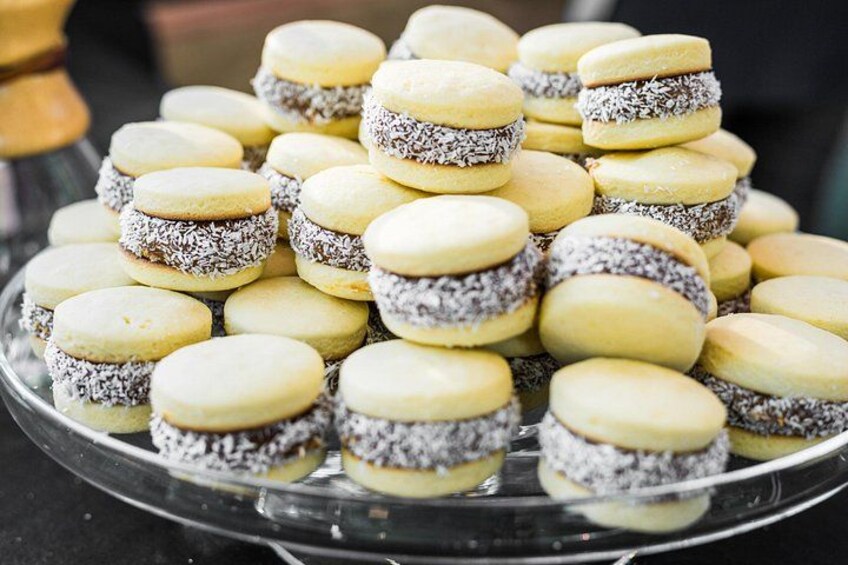 Une assiette d’alfajores, des biscuits fourrés d’une couche de chocolat entre deux couches de biscuits. 2