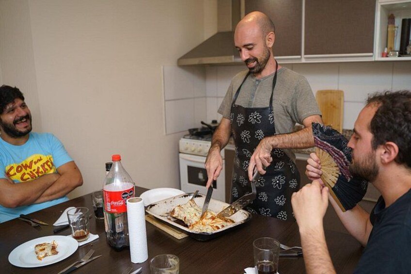 Une personne qui cuisine dans une cuisine équipée d’une cuisinière et d’une poêle. 4