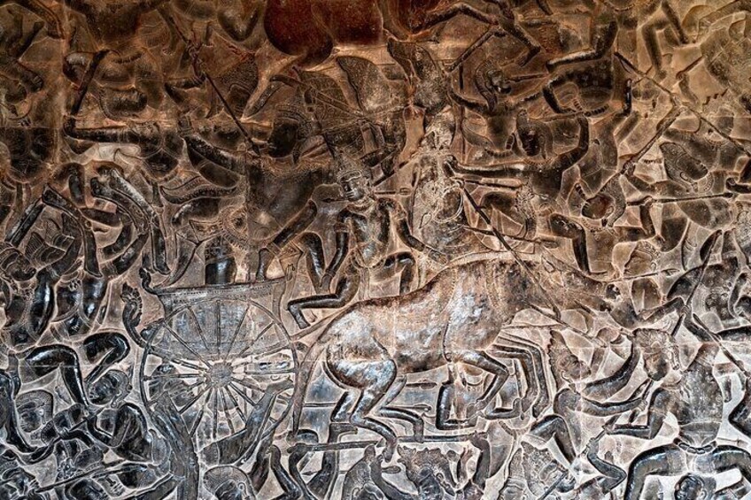 Een gedetailleerde stenen gravure met figuren en abstracte patronen. 5