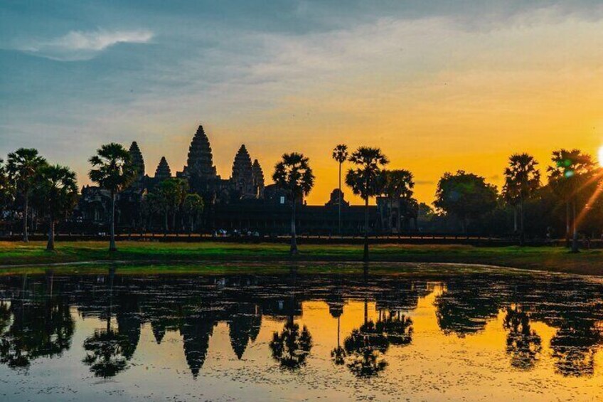 Een zonsondergang weerspiegelt het Angkor Wat tempelcomplex in Cambodja. 4