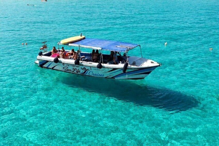 Un barco con pasajeros en un mar turquesa y transparente. 4