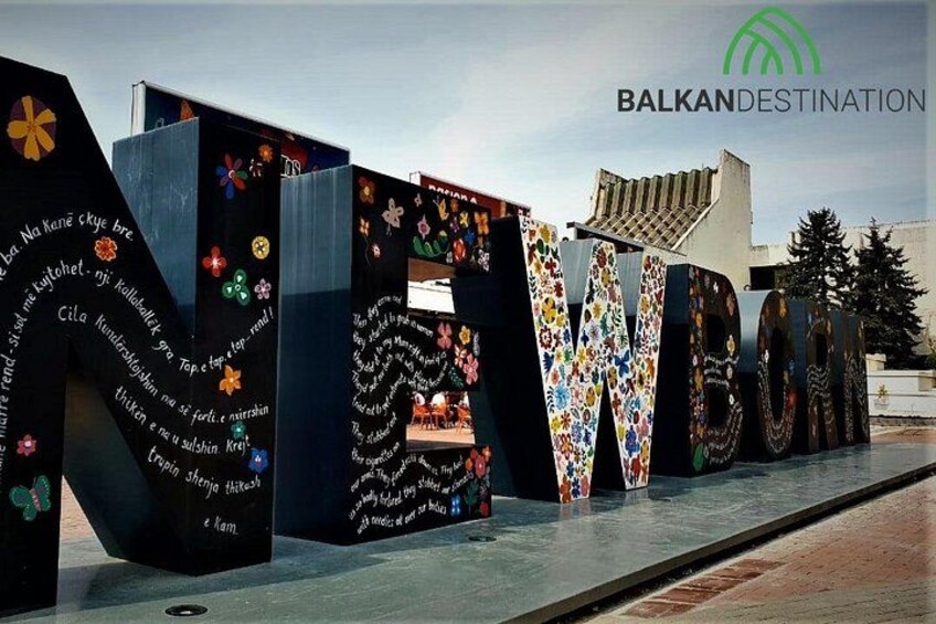 Ein großes Schild im Freien mit bunten Buchstaben, die 'BALKANDESTINATION' schreiben, und dekorativen Elementen. 3