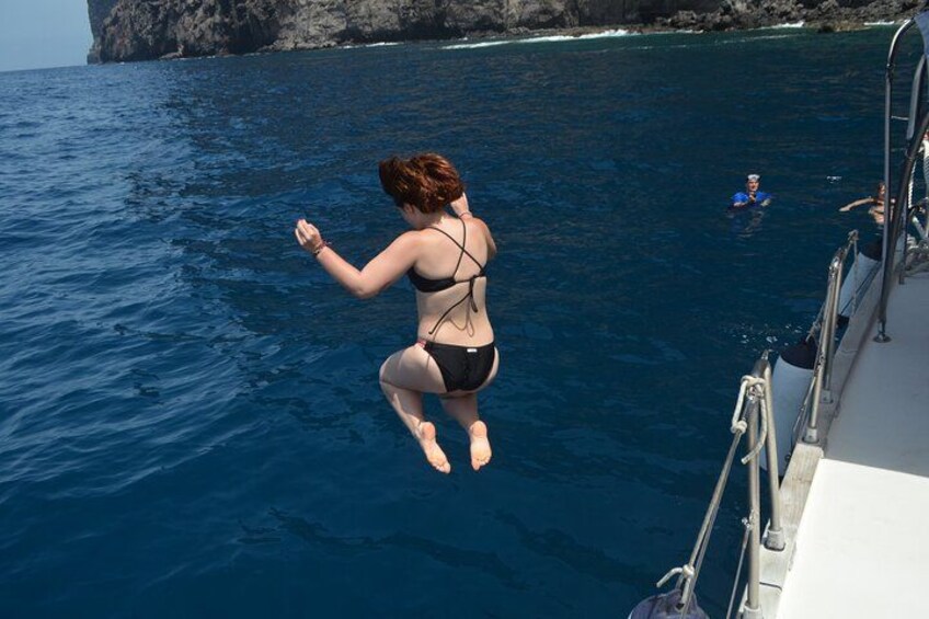 Bathing in the Giants Cliffs 2
