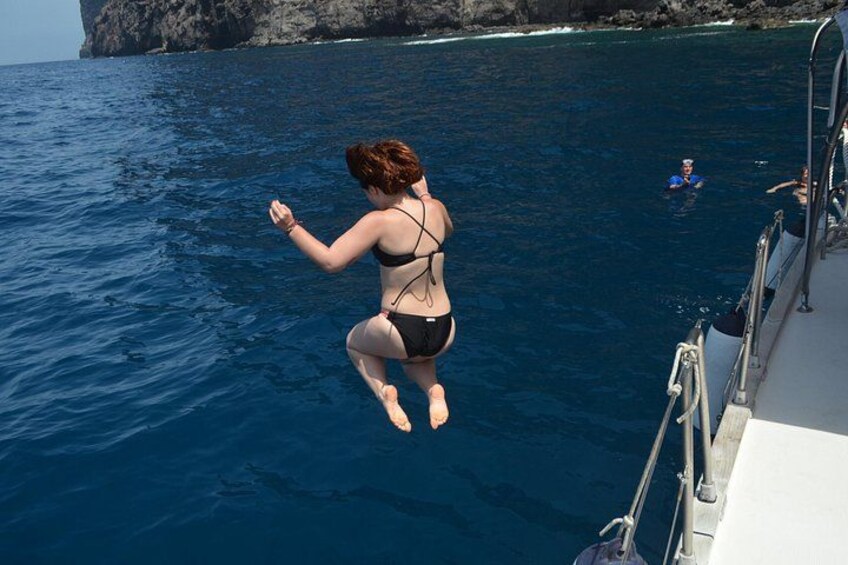Bathing in the Giants Cliffs 4