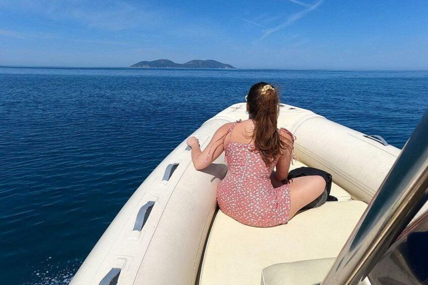 Une personne se trouve sur un bateau, d’où elle a une vue dégagée sur la mer et sur la terre, qui se trouve au loin. 5