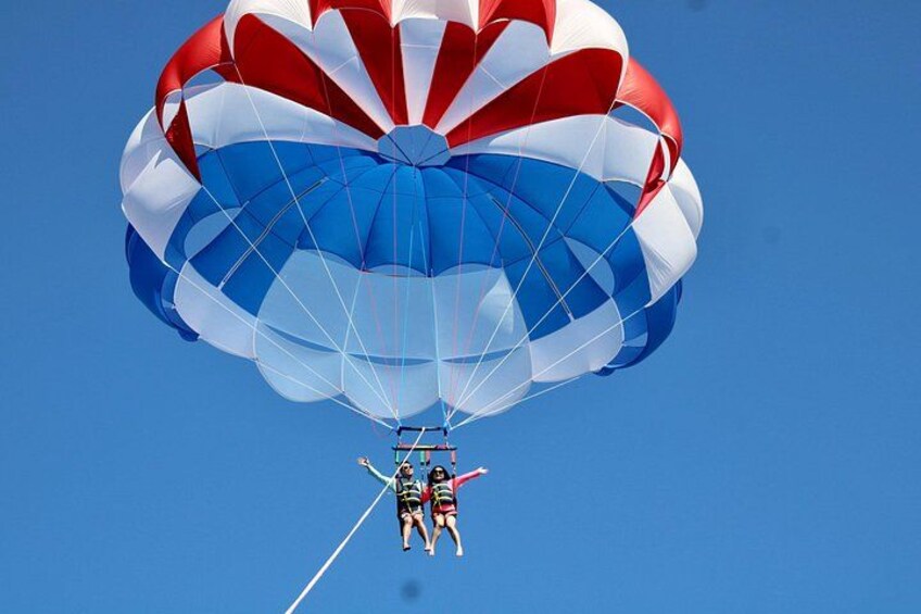 En person faldskærmsudspringer med faldskærm. 4