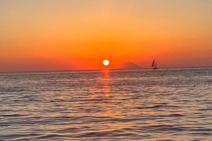 Solnedgang over havet med en sejlbåd. 3